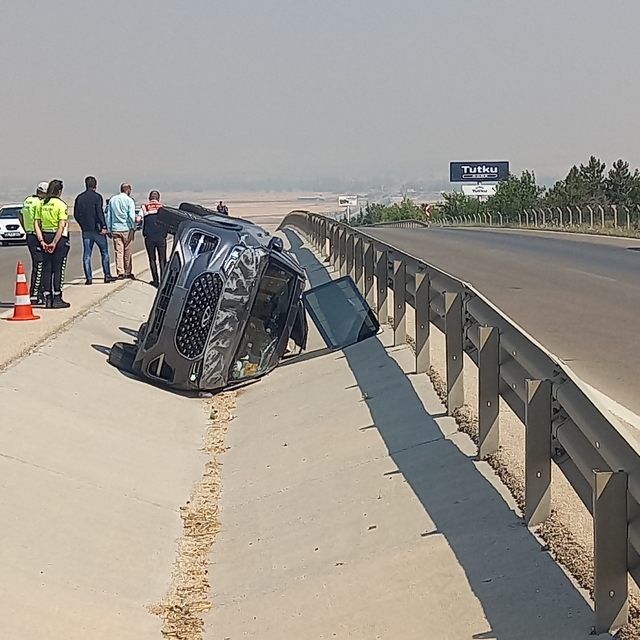 Afyonkarahisar'da devrilen otomobildeki 1 kişi öldü, 3 kişi yaralandı