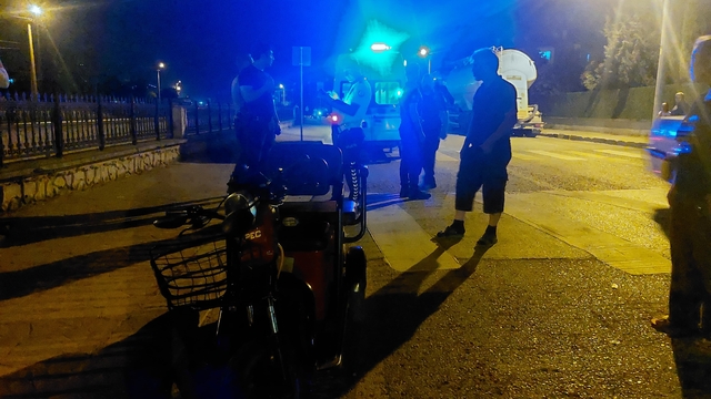 Otomobille çarpışan elektrikli bisikletteki anne ile kızı yaralandı