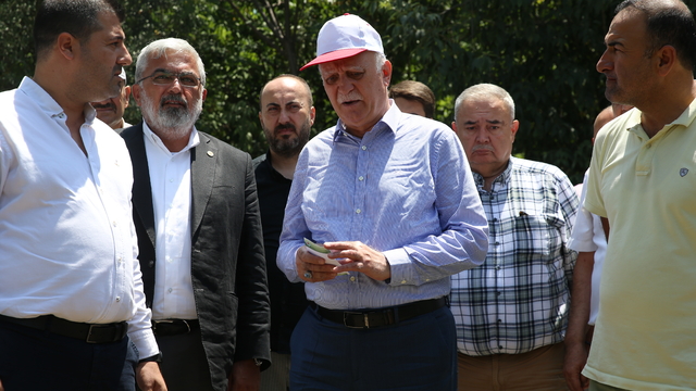 TZOB Genel Başkanı Bayraktar, Hatay'da narenciye bahçelerinde incelemelerde bulundu: