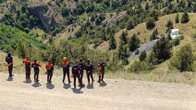 GÜNCELLEME 2 - Erzurum'da Oltu taşı ocağındaki göçükte ölü sayısı 3'e yükseldi