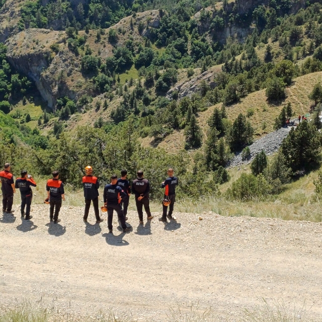 GÜNCELLEME 2 - Erzurum'da Oltu taşı ocağındaki göçükte ölü sayısı 3'e yükse...