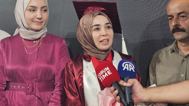 İki çocuk annesi 44 yaşındaki kadın, üniversiteden birincilikle mezun oldu