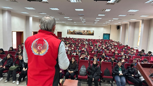 Kırşehir'de emniyet 4 bin 441 öğrenciyi bilgilendirdi