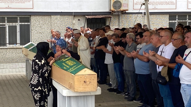 Motosikletle yön levhasının direğine çarpan Azra, son yolculuğuna uğurlandı