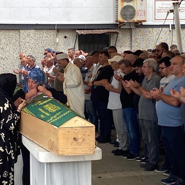 Motosikletle yön levhasının direğine çarpan Azra, son yolculuğuna uğurlandı