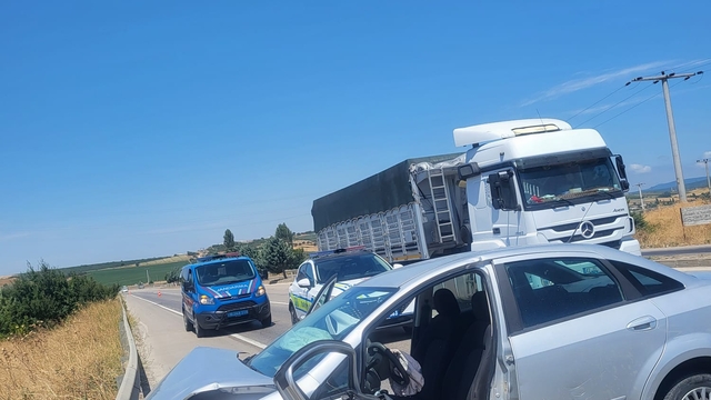 Otomobiller çarpıştı; 5 yaralı