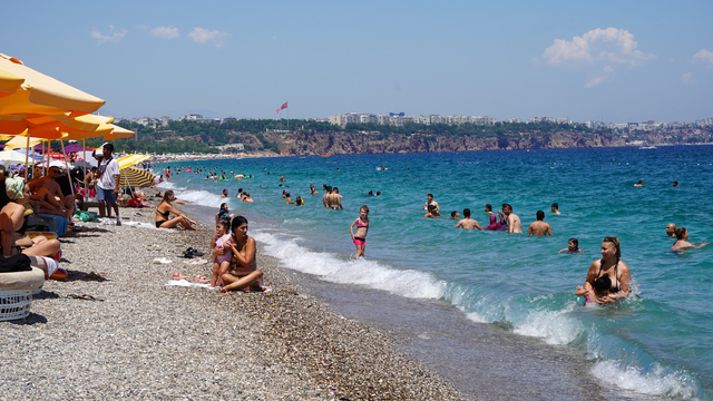 Antalya'da sıcaktan bunalanlar sahile akın etti