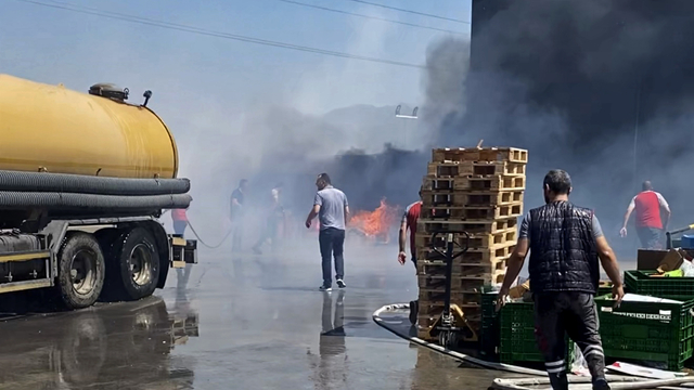 Kemalpaşa'da depo bahçesinde çıkan yangın söndürüldü