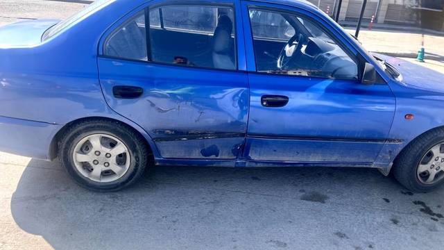 Otomobile yandan çarpan motosikletin sürücüsü yaralandı; kaza kamerada
