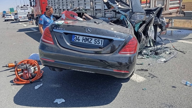 Otomobil TIR'a arkadan çarptı: 2 ölü, 1 yaralı