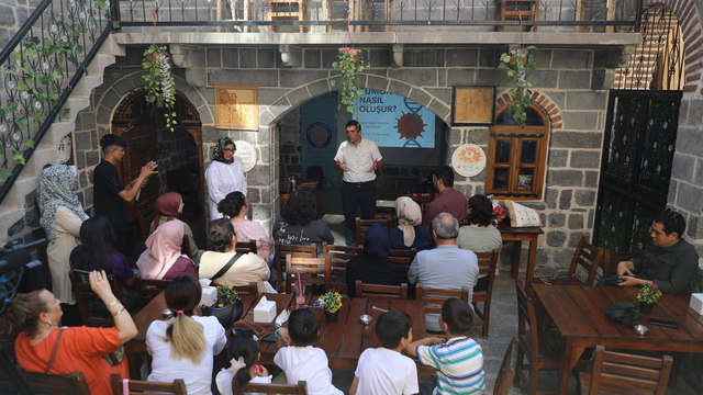 Diyarbakır'da "Bilim Kafe" etkinliğinde tümörün nasıl oluştuğu anlatıldı