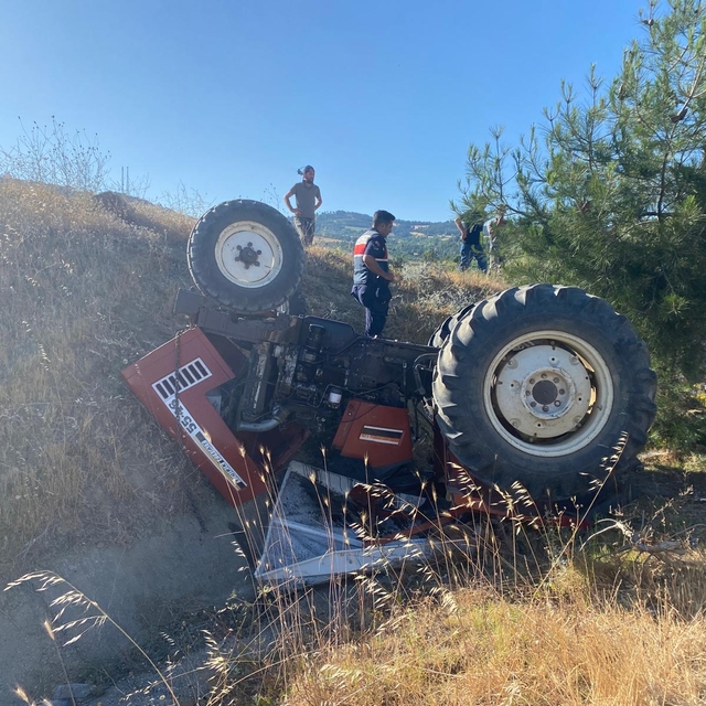 Sakarya'da devrilen traktördeki kadın öldü