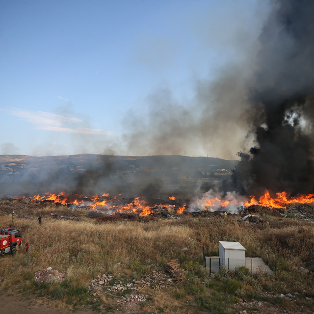 Çanakkale'de otluk alanda çıkan yangın kontrol altına alındı