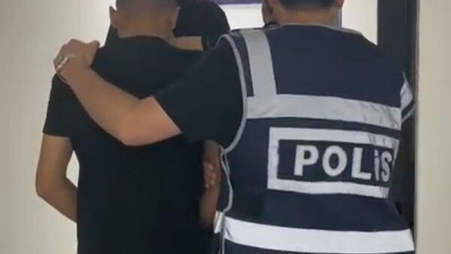 İzmir'de düğündeki ihbara giden polis, ruhsatsız tabanca ve tüfekler ele geçirdi; 2 tutuklama