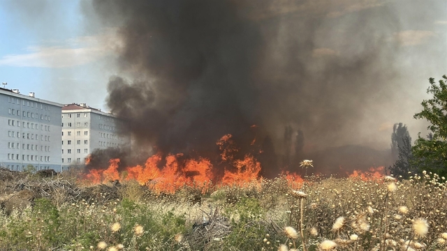 Çanakkale'deki otluk yangını 1,5 saatte söndürüldü