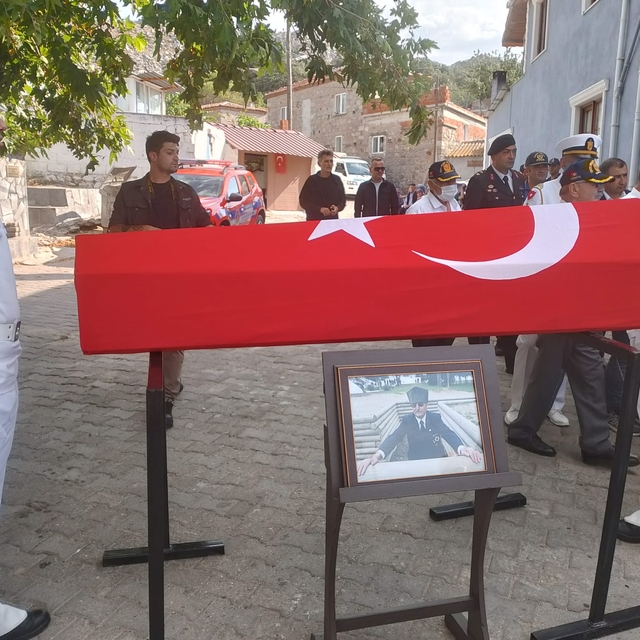 Kıbrıs gazisi memleketi Ezine'de son yolculuğuna uğurlandı