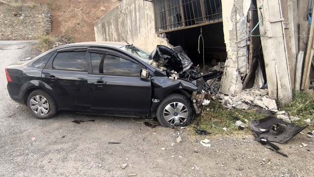 Bitlis'te duvara çarpan otomobildeki 1 kişi öldü, 4 kişi yaralandı