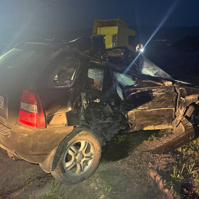 Ardahan'da tır ile aracın çarpıştığı kazada 2 kişi öldü, 2 kişi yaralandı