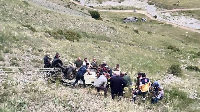 Erzurum'da şarampole devrilen kamyonetin sürücüsü öldü