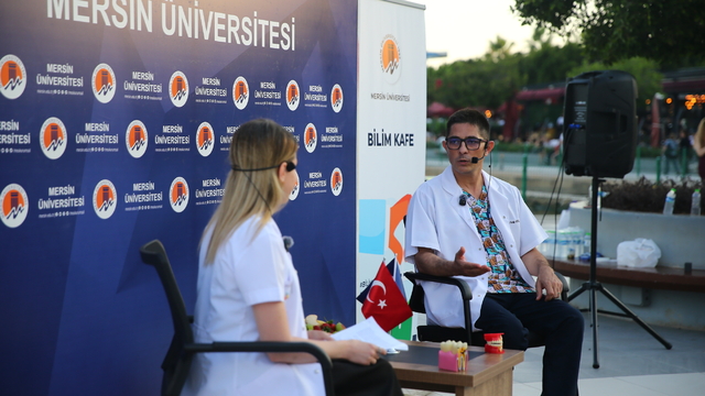 Mersin'deki "Bilim Kafe" etkinliğinde ağız ve diş sağlığı ele alındı