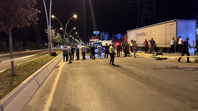 Çankırı'da polis özel harekat öğrencilerinin bulunduğu hafif ticari araç, TIR'a çarptı; 2 ölü, 3 yaralı