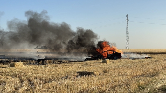 Aksaray'da alev alan otomobil ile içinde bulunduğu arazi kullanılamaz hale geldi