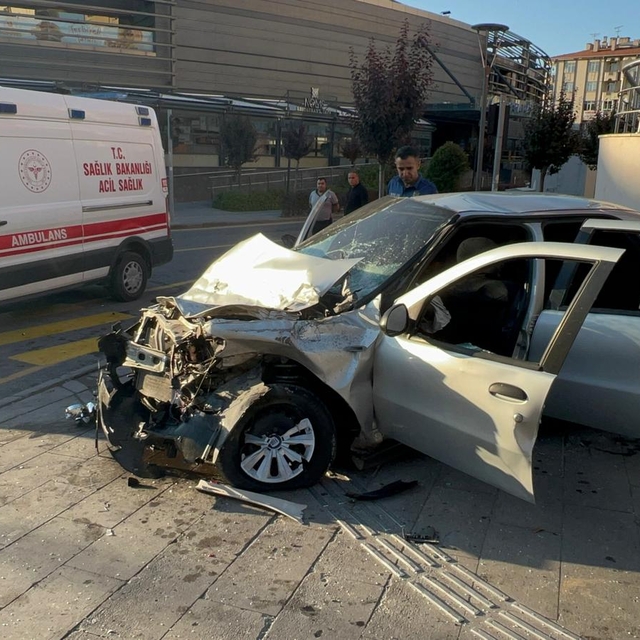 Nevşehir'de otomobil ile kamyonet çarpıştı; 4 yaralı