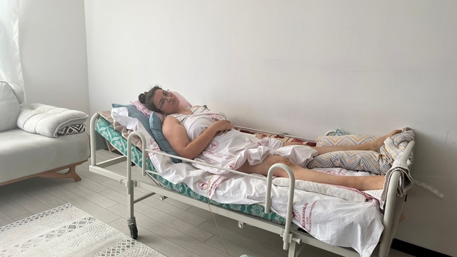 21 gün önce kendisine düğün yapan eşinin darbedip 6'ncı kattan attığı öne sürülen öğretmen felç oldu