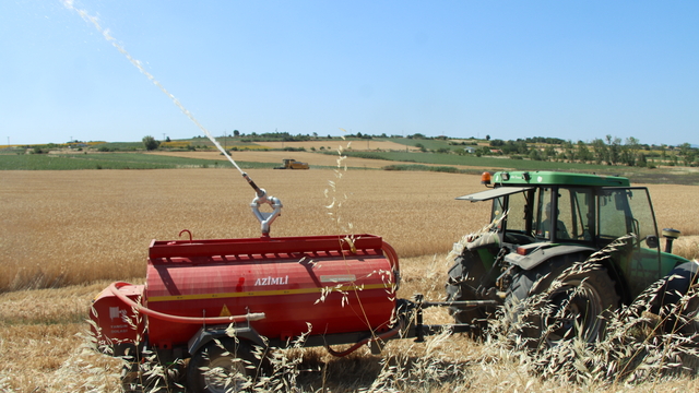 Tarlada su tankeri bulundurmak yangının neden olabileceği tahribatının önüne geçiyor