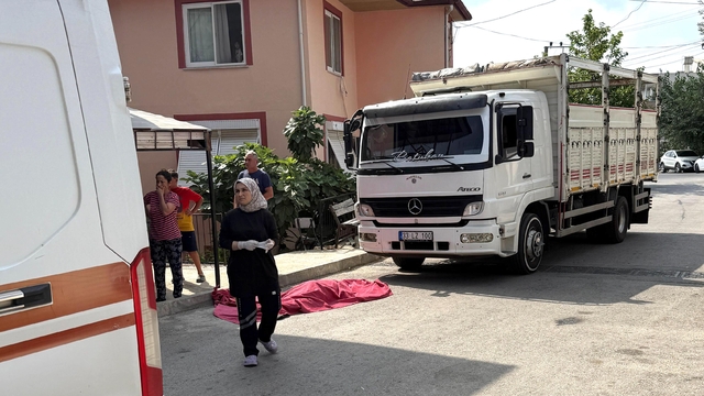 Mersin'de geri manevra yapan kamyonun çarptığı yaya hayatını kaybetti