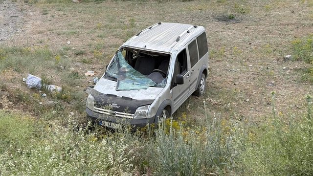 Van'da takla atan kamyonetin sürücüsü yaralandı