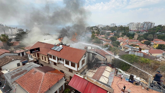 Antalya'da tarihi Kaleiçi semtinde yangın