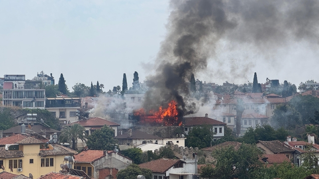 Antalya'da tarihi Kaleiçi'nde çıkan yangına müdahale ediliyor