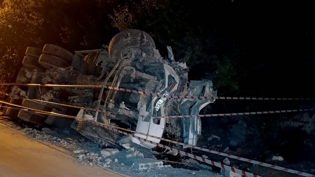 Mersin'de müstakil eve çarpan hafriyat kamyonunun sürücüsü öldü