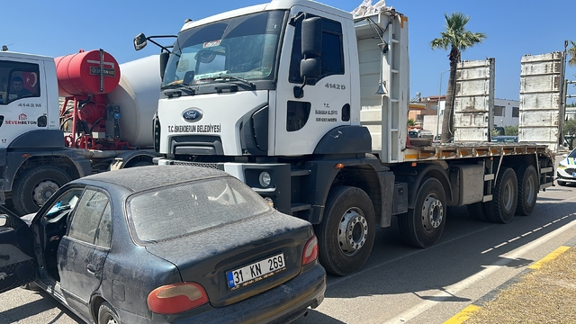 Hatay'da çekicinin çarptığı otomobili sürüklediği kaza güvenlik kamerasında