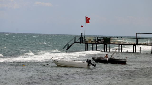 Tekirdağ'da poyraz nedeniyle bazı plajlarda denize girmek yasaklandı