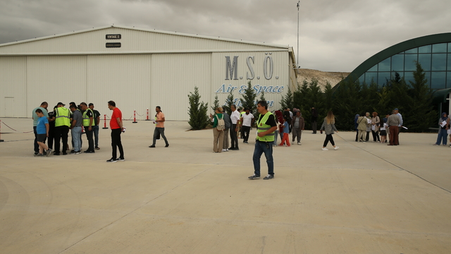 Eskişehir'de kırsal mahalle sakinleri uçak ve helikopterle uçuş tecrübesi yaşadı