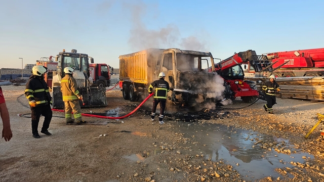 Mardin'de park halindeki hafriyat kamyonu yandı
