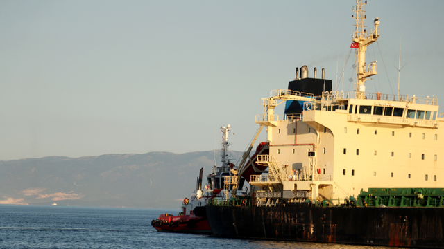 Tekirdağ'da karaya oturan gemi kurtarıldı