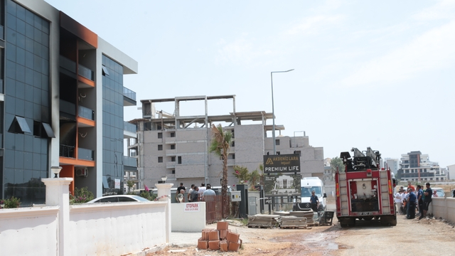 Antalya'da çıkan ev yangınında 1 kişi yaralandı