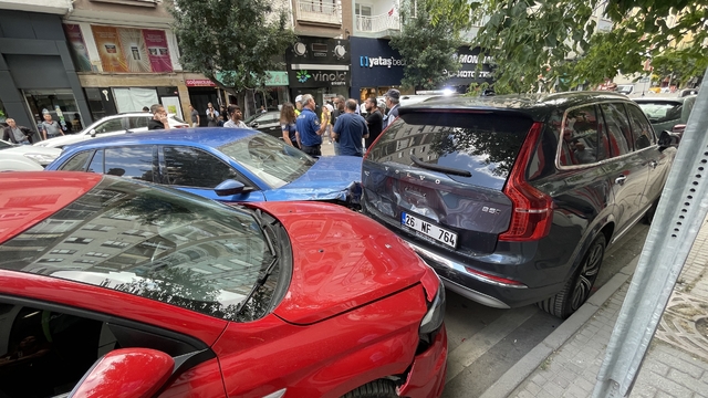 Eskişehir'de park halinde 2 araca çarpan otomobilin sürücüsü yaralandı