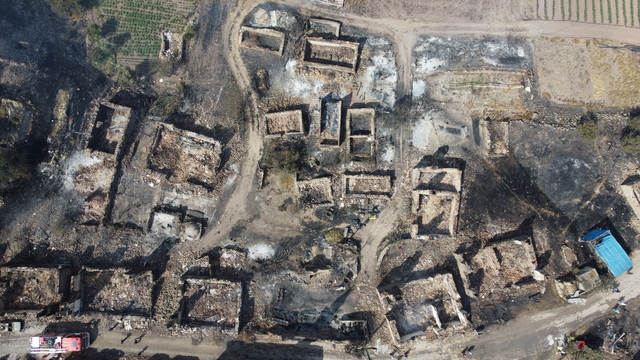 Sakarya ile Bilecik sınırındaki Kaşıkçı Mahallesi, yangında büyük zarar gördü