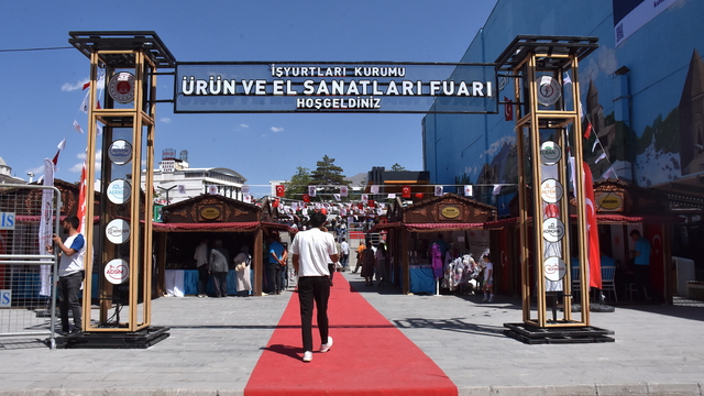 Van'da "İşyurtları Ürün ve El Sanatları Fuarı" devam ediyor