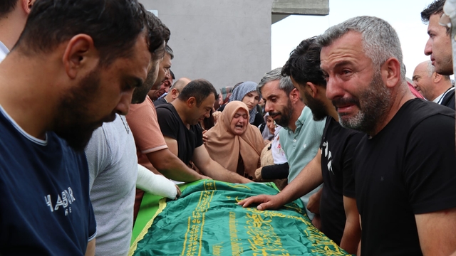 Erzurum'da taş ocağındaki göçükte ölen 3 işçi toprağa verildi