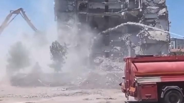 Kontrollü yıkım sırasında 8 katlı bina çöktü; o anlar kamerada