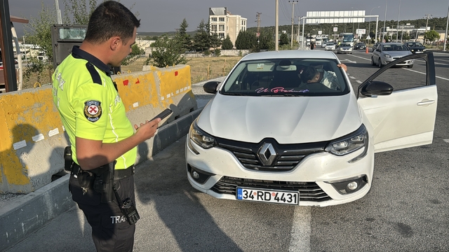 Kütahya'da polis noktasına çakar lamba yakarak giren sürücü ve araç sahibine para cezası