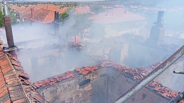 Uşak'ta çıkan yangında 3 evde hasar oluştu