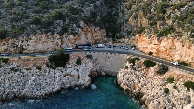 Antalya'da kontrolden çıkan yolcu otobüsü kayalıklara çarptı