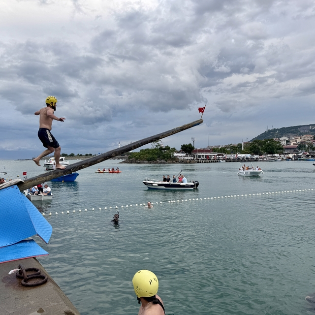 Trabzon'da yağlı direk yarışması düzenlendi