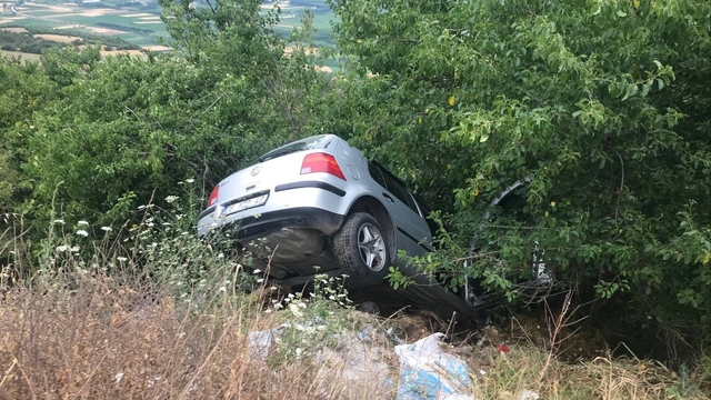 Tokat'ta şarampole savrulan otomobildeki 3 kişi yaralandı